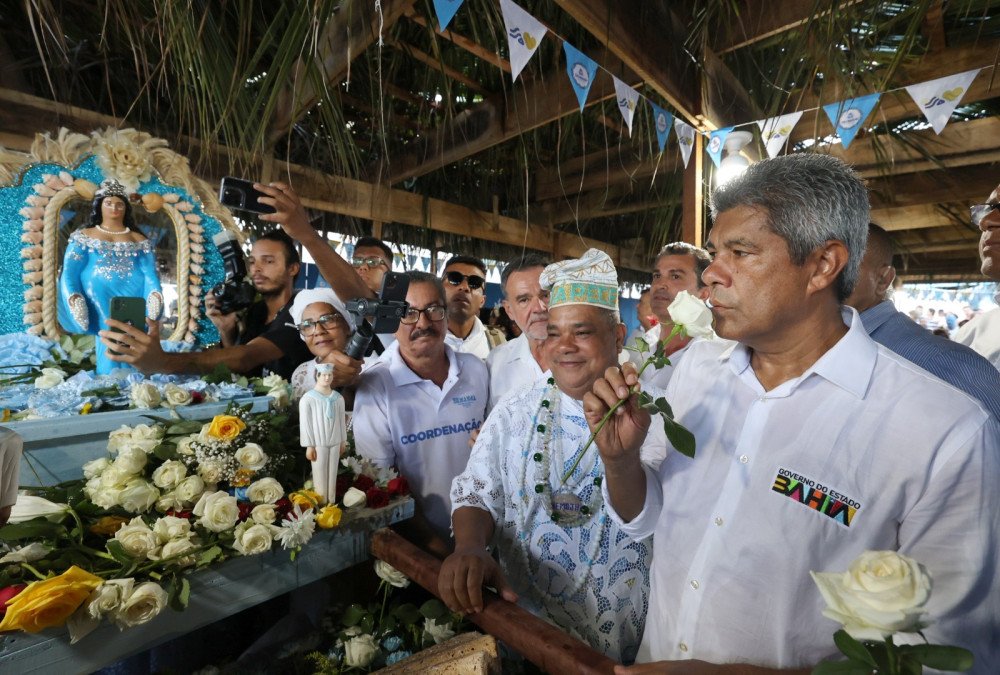Com pedidos de mais emprego e paz para o mundo, governador Jerônimo Rodrigues prestigia a festa de Iemanjá, no Rio Vermelho
