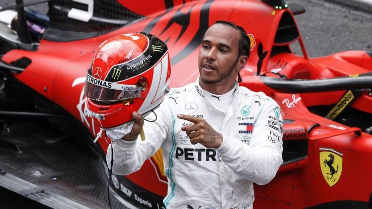 Confirmado: Lewis Hamilton vai para a Ferrari em 2025