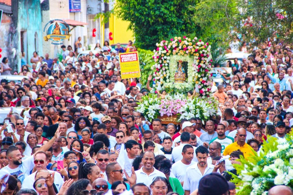 Procissão e show do padre Fábio de Melo encerram festejos de Nossa Senhora das Candeias