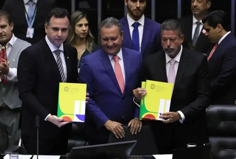 Rui Costa endossa que há sinergia entre o que propuseram os presidentes das duas Casas e o que quer o Executivo