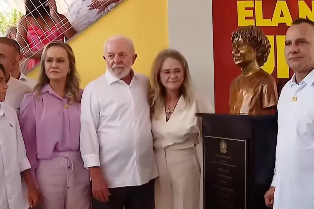 Lula inaugura escola que homenageia Arthur, neto dele falecido em 2019
