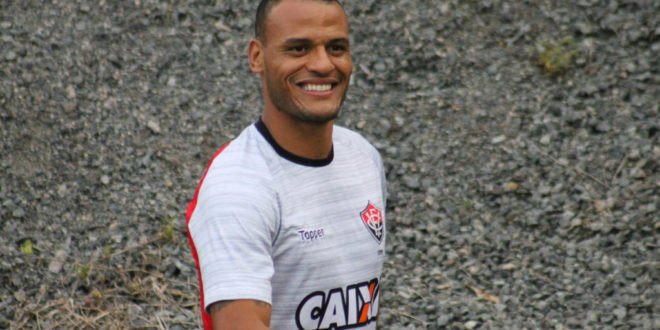 Brasileiro: Lateral pede apoio da torcida hoje (21) contra o Santos