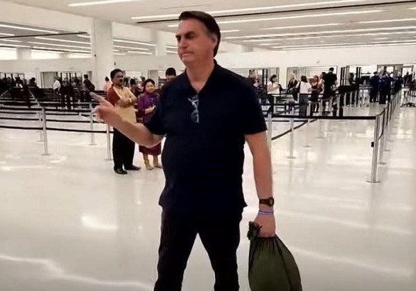 Bolsonaro também é alvo de operação da PF nesta quinta (8) e tem 24h para entregar passaporte