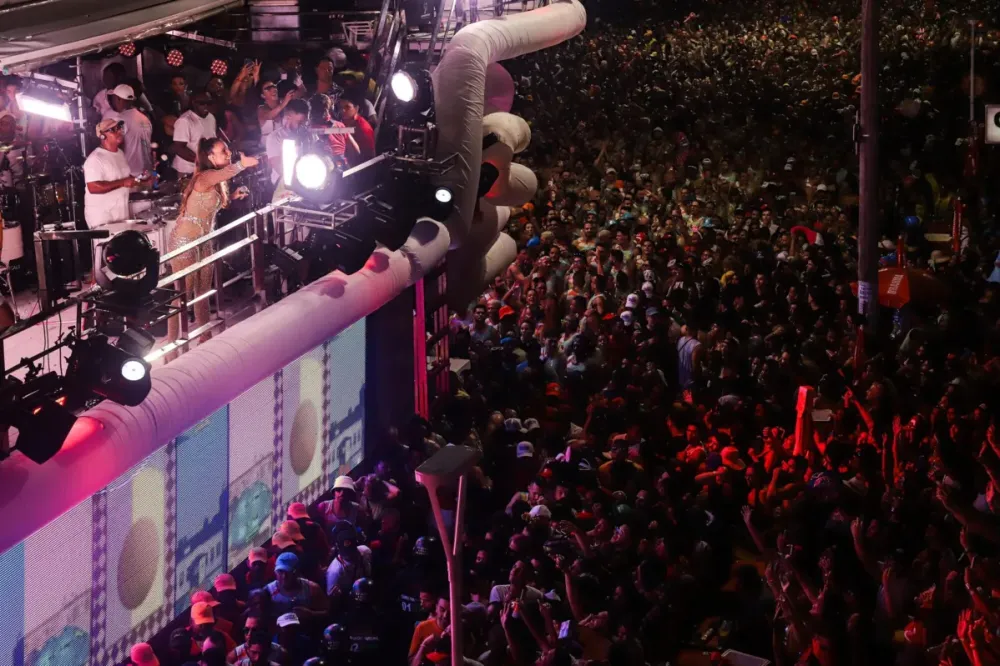Carnaval de Salvador atinge 2 milhões de foliões no sábado