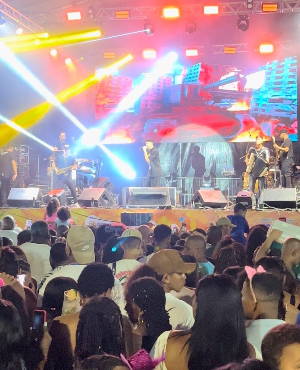 Foco de incêndio em palco atrapalha apresentação de Zé Vaqueiro em Madre de Deus.
