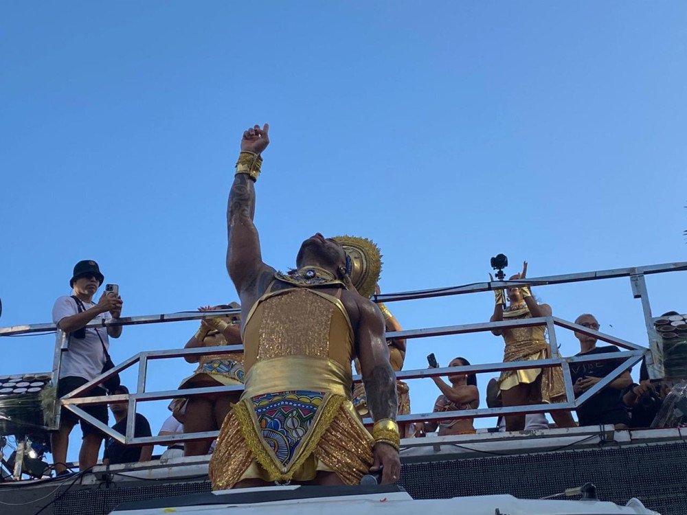Desfile nas Muquiranas marca última apresentação de Tony Salles, frente ao Parangolé, no Carnaval de Salvador
