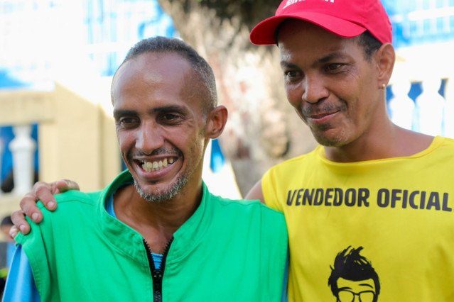 Servidor faz ronda no Carnaval de Salvador e acha irmão catador de latinhas após 15 anos