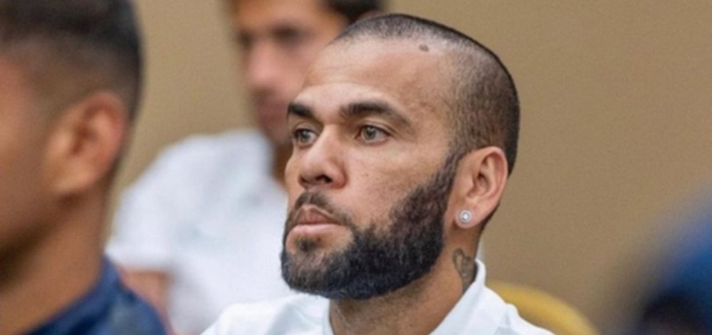 Daniel Alves receberá R$ 6,5 milhões do Tesouro espanhol e usará valor para pedir liberdade provisória