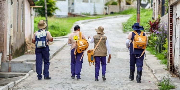 Mutirão de limpeza reúne moradores da Urbis 2 e equipes da SESP E SESAU no combate as arboviroses