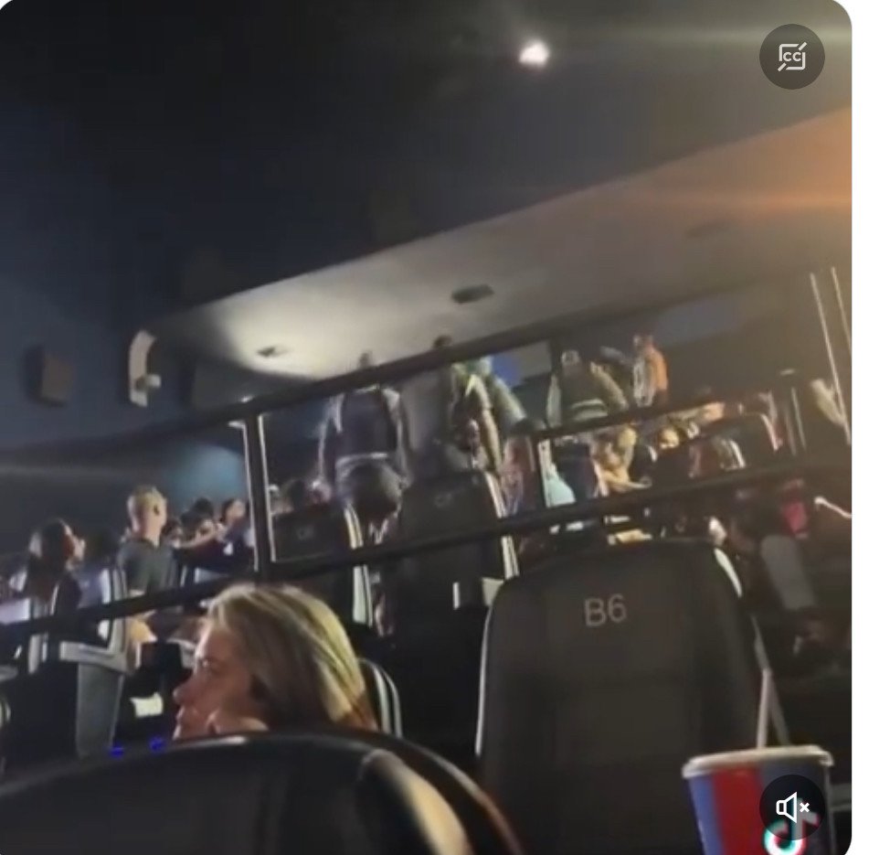 Pessoas são retiradas de cinema por fumarem maconha em filme Bob Marley.