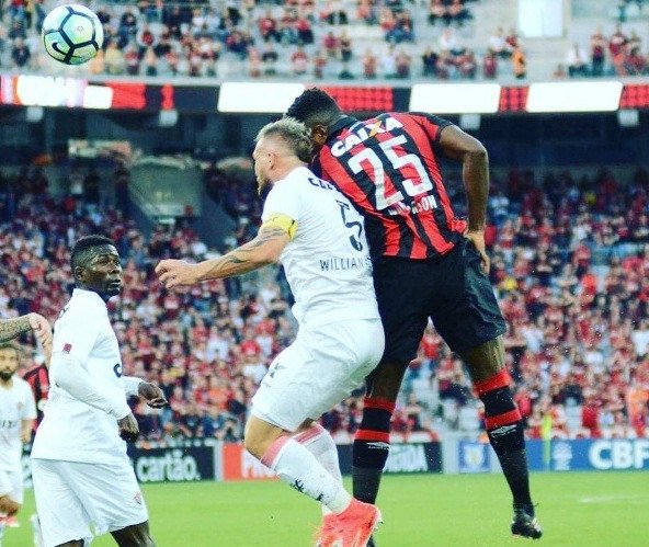 Vitória sucumbe e é goleado pelo Atlético-PR