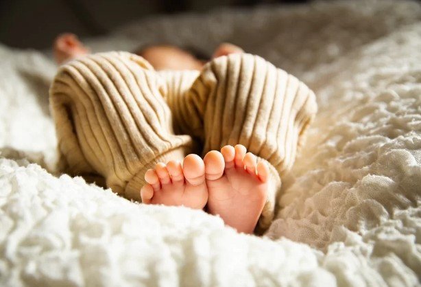 Mulher é presa suspeita de enterrar filho recém-nascido vivo em Goiás