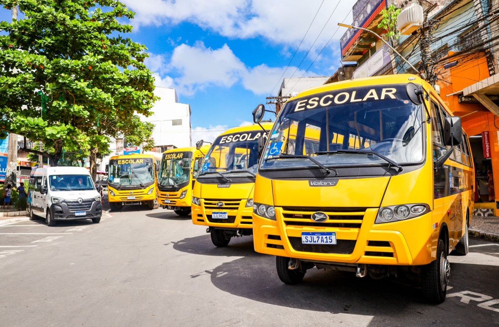 Município entrega 14 ônibus escolares e mais seis veículos para Educação de Candeias.