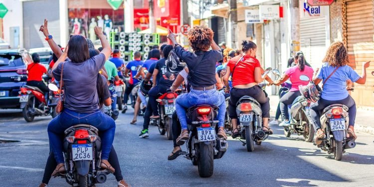 Candeias: Comerciantes aderem em massa a Semana Inglesa, fecham lojas não essenciais as 13 horas e funcionários comemoram pelas ruas