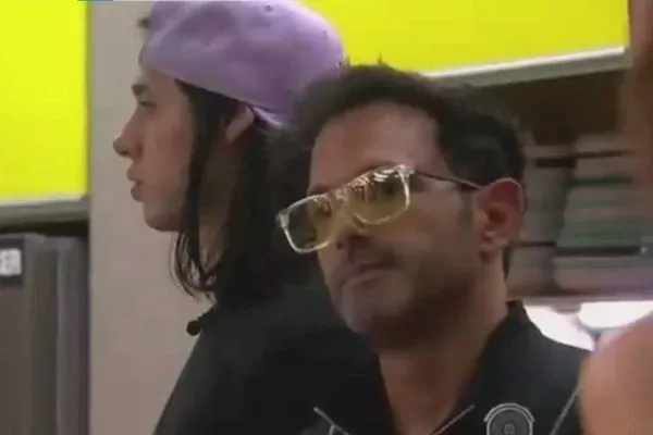 Marido traído entra em reality, anuncia fim e deixa aliança com ex