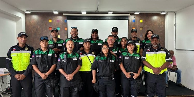 Agentes e Orientadores de trânsito de Candeias recebem certificado de formação