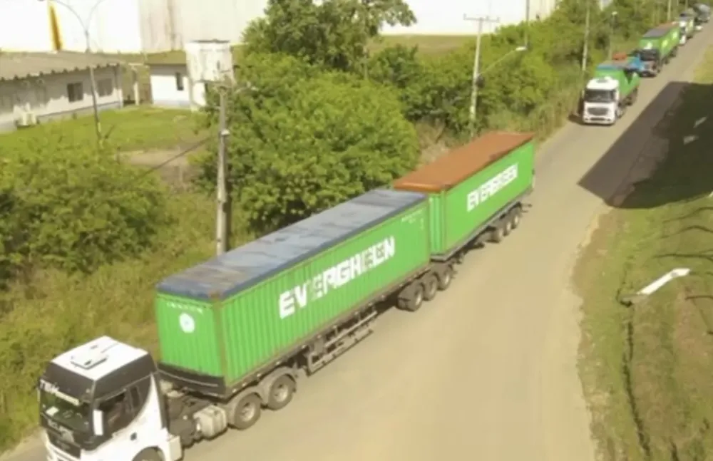 PONTE SALVADOR/ITAPARICA: GRANDES CARRETAS CHEGAM À SIMÕES FILHO COM EQUIPAMENTOS PARA SONDAGEM. PLATAFORMA ESTÁ MONTADA EM VERA CRUZ