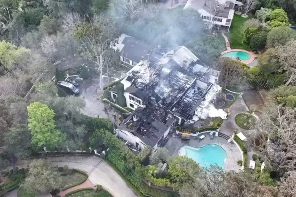 Mansão milionária de Cara Delevingne fica destruída após incêndio