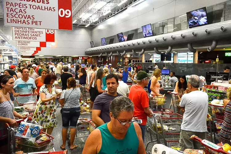 Brasileiros gastaram 19,7% a mais nos supermercados em 2023