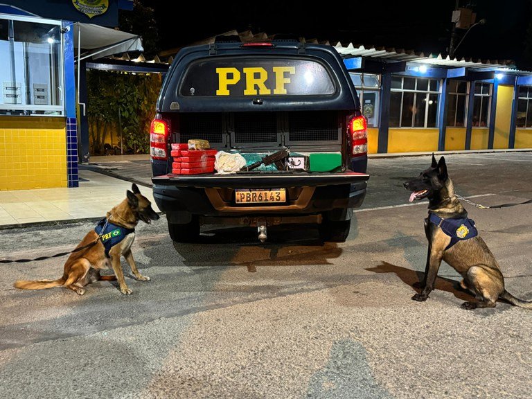 Mulher com criança de colo é flagrada pela PRF transportando submetralhadora e drogas em Feira de Santana