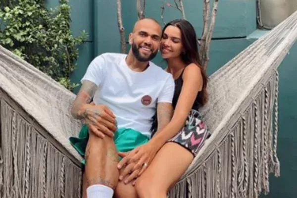 Esposa de Daniel Alves ressurge nas redes após jogador deixar a prisão