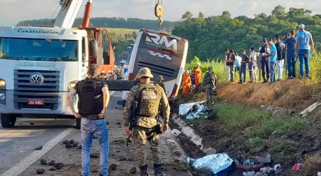 Ônibus de turismo tomba em rodovia na Bahia e deixa 9 mortos e 23 feridos