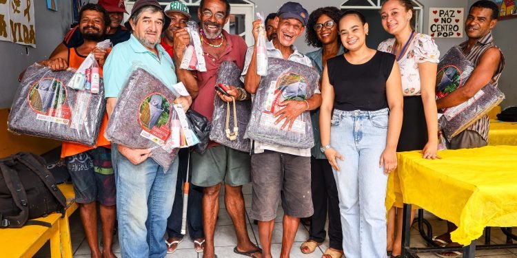 Centro POP distribui kits de higiene e cobertores para população em situação de rua durante período chuvoso