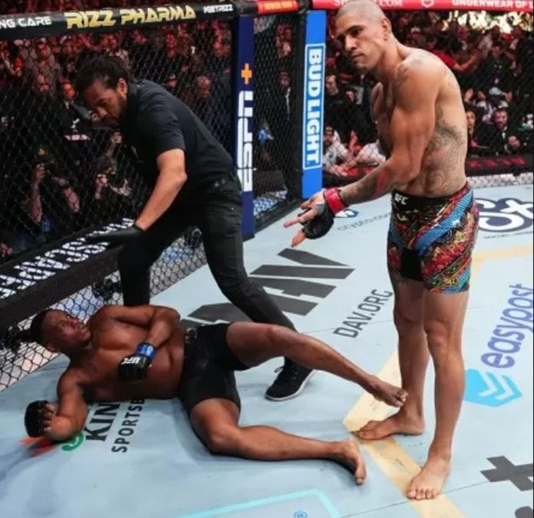 Alex Poatan vence Jamahal Hill de forma fulminante e mantém cinturão no UFC 300