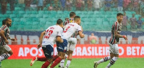 Bahia vira sobre o Flu e vence a 1ª no Brasileiro em jogo paralisado pela chuva
