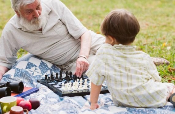 Etarismo, o preconceito que fere jovens e idosos