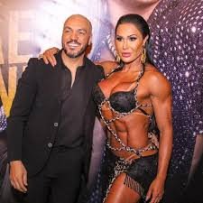 Funcionários retiram bens de Belo da casa de Gracyanne