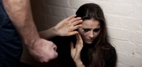 A cada 8 minutos, uma mulher é vítima de estupro no país