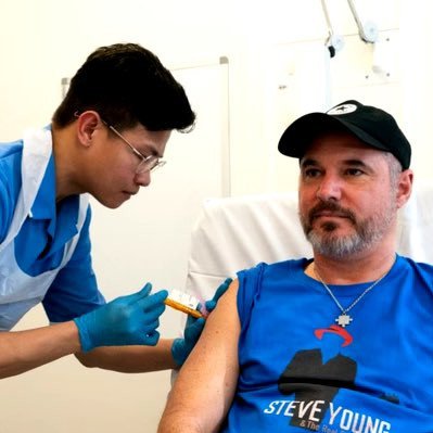 Homem inglês é o primeiro a tomar vacina contra câncer de pele no mundo.
