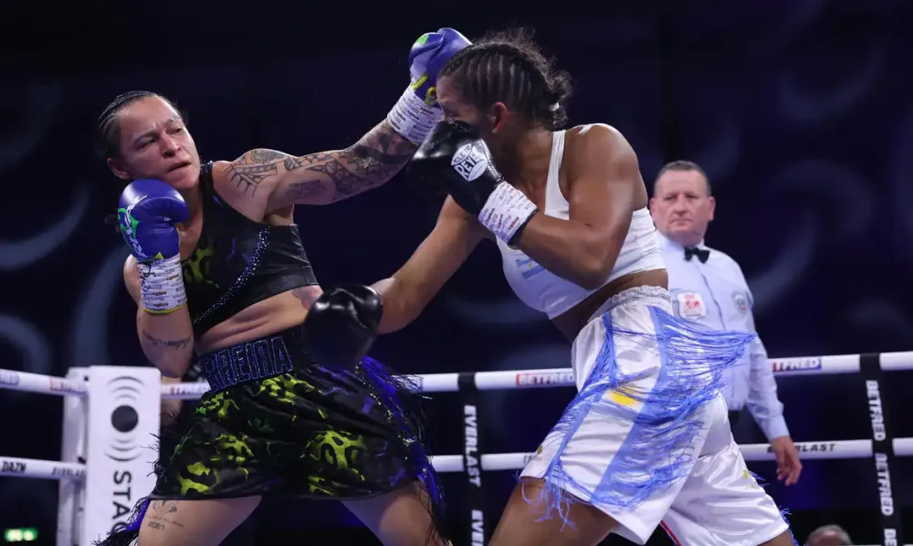 Baiana Bia Ferreira derrota argentina e é campeã mundial no boxe profissional