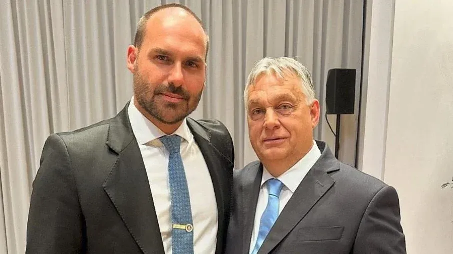 Eduardo Bolsonaro dá medalha de “imbrochável” ao premiê húngaro