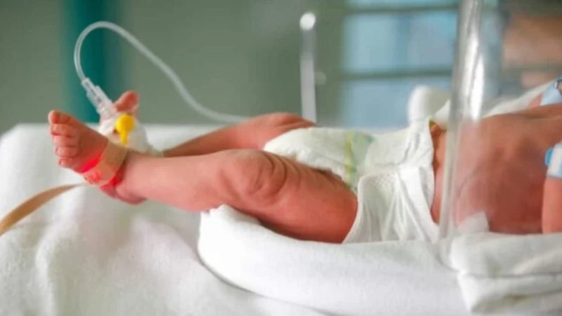 Bebê de 4 meses entra em coma alcóolico após mãe dar vinho em mamadeira