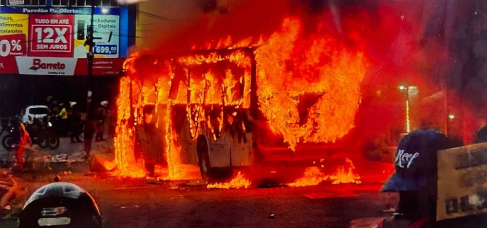 Dois ônibus foram incendiados na região de Pernambués deixando o trânsito congestionado