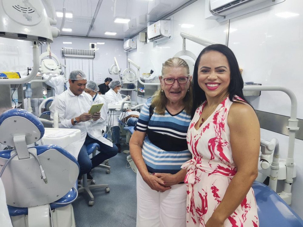 Bastião: Deputada Maria Del Carmem ao lado de Sintia Ferreira visita Odontomóvel do programa estadual Saúde Mais Perto nas Escolas
