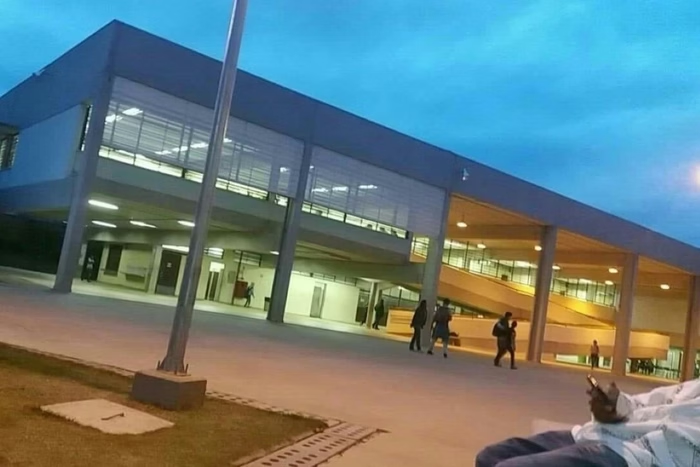 Estudante de 13 anos ateia fogo em cabelo de colega de sala em escola