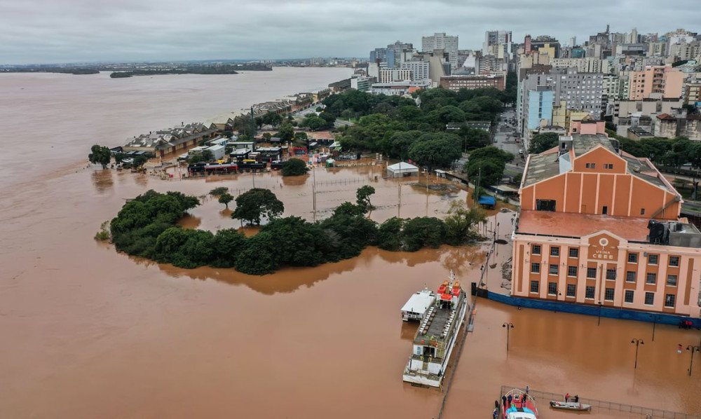RS: Guaíba baixa para 5,19 m, mas bairros seguem sendo evacuados