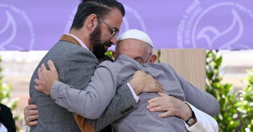 Em evento pela justiça e paz, Papa Francisco abraça israelense e palestino vítimas da guerra entre Israel e Hamas