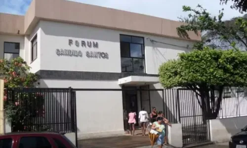 Homem invadiu o Fórum de São Sebastião do Passé e ameaçou a juíza com um cabo de vassoura
