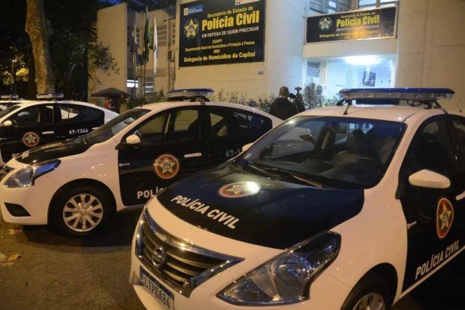 Adolescente mata pais, sai para comer e volta para atear fogo nos corpos