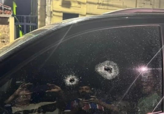 Carro de pré-candidato a prefeito de Esplanada é alvejado por tiros