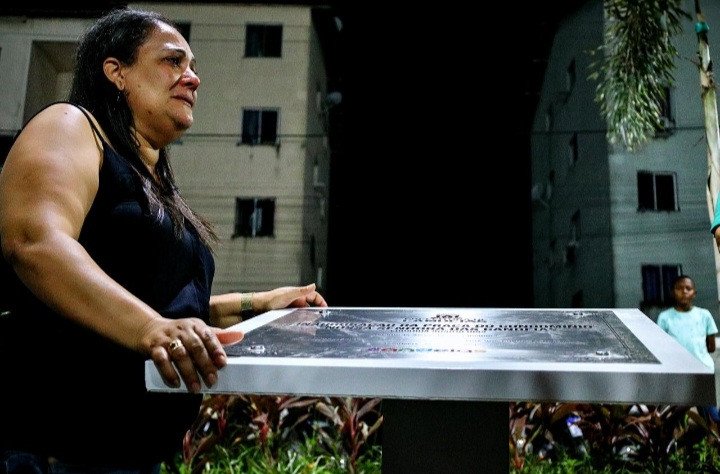 Candeias: Praça do Condomínio é inaugurada com festa da população; mãe de criança homenageada se emociona