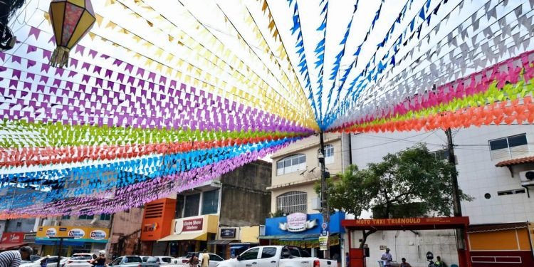 Decoração junina começa a transformar as ruas de Candeia