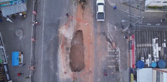 Idosa é 'engolida' por cratera aberta em avenida de cidade do sudoeste da Bahia