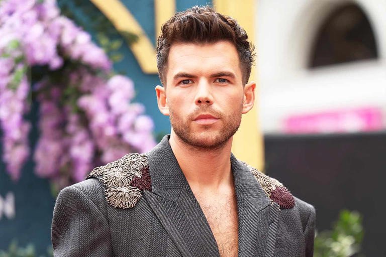 Luke Newton, o Colin Bridgerton, é flagrado de mãos dadas com affair