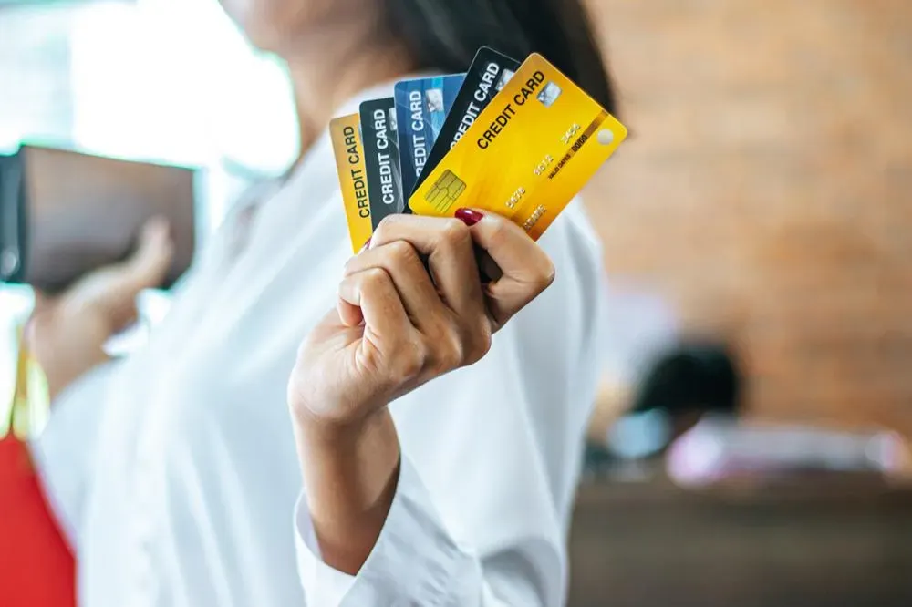 Cartão de crédito: Consumidor poderá passar sua dívida de um banco para outro: veja as mudanças a partir de julho