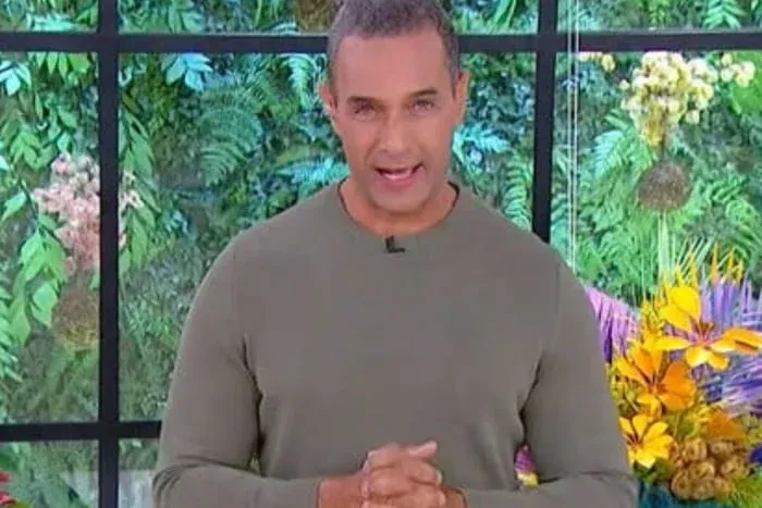 Apresentador da Globo enfrenta alerta de furacão para salvar os filhos